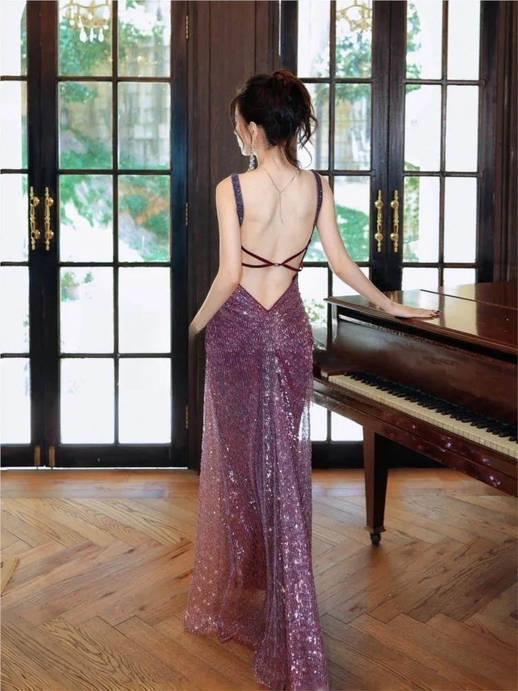 This dress features an outstanding waist-to-hip ratio and a backless design with purple sequins that accentuate the buttocks
This dress features an outstanding waist-to-hip ratio and a backless design with purple sequins that accentuate the buttocks