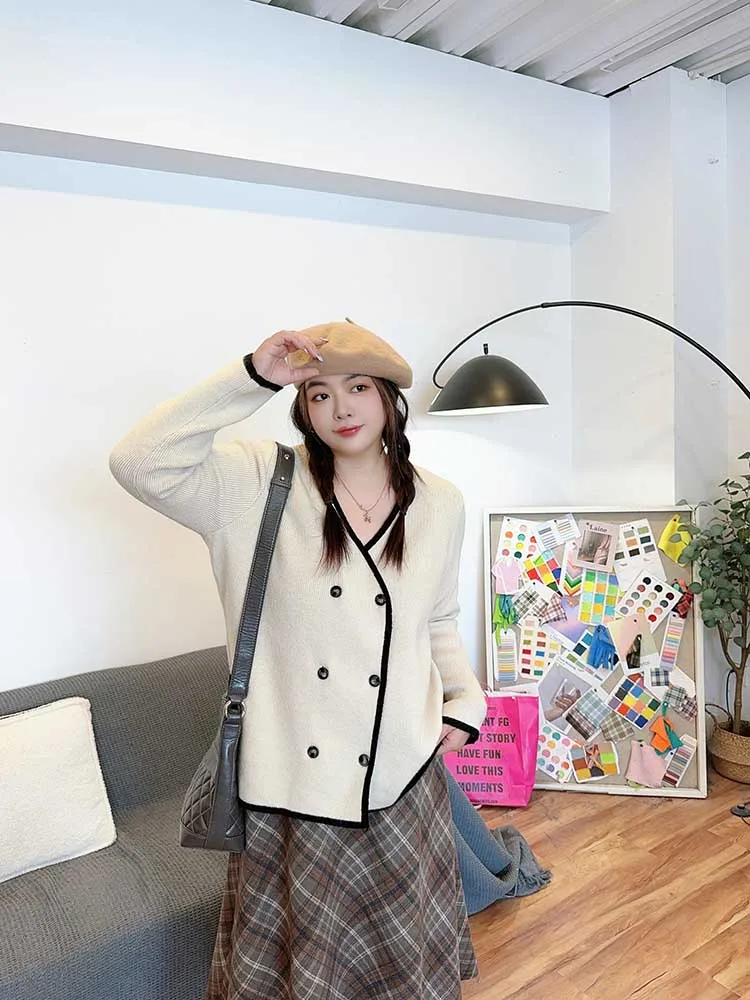 V-Ne Double Button Knitted Cardigan Sweater Large Size Women's Faion Autumn Winter New Arrival Sensation Floral Trim
V-Ne Double Button Knitted Cardigan Sweater Large Size Women's Faion Autumn Winter New Arrival Sensation Floral Trim