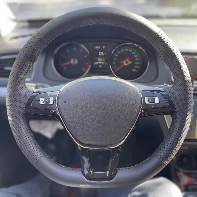 Кожаный чехол на руль автомобиля из микрофибры для Volkswagen VW Golf 7 Mk7, новый чехол на ручку Polo Jetta, внутренние автомобильные аксессуары
Кожаный чехол на руль автомобиля из микрофибры для Volkswagen VW Golf 7 Mk7, новый чехол на ручку Polo Jetta, внутренние автомобильные аксессуары