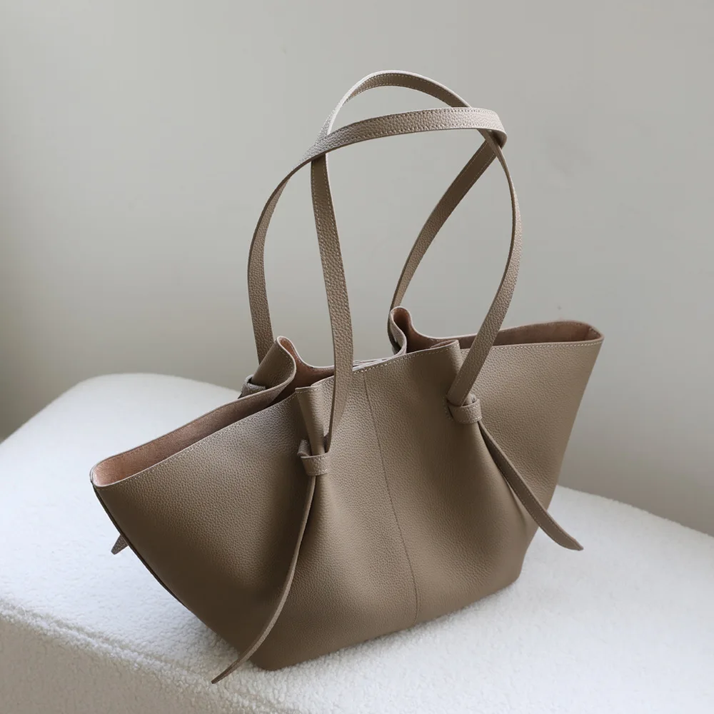 FIRMRANCH 2025 New Pleated Top Layer Cowhide Large Capacity Tote Women Fashionable Versatile Commuting Bag Hand- Wing Purse
FIRMRANCH 2025 New Pleated Top Layer Cowhide Large Capacity Tote Women Fashionable Versatile Commuting Bag Hand- Wing Purse