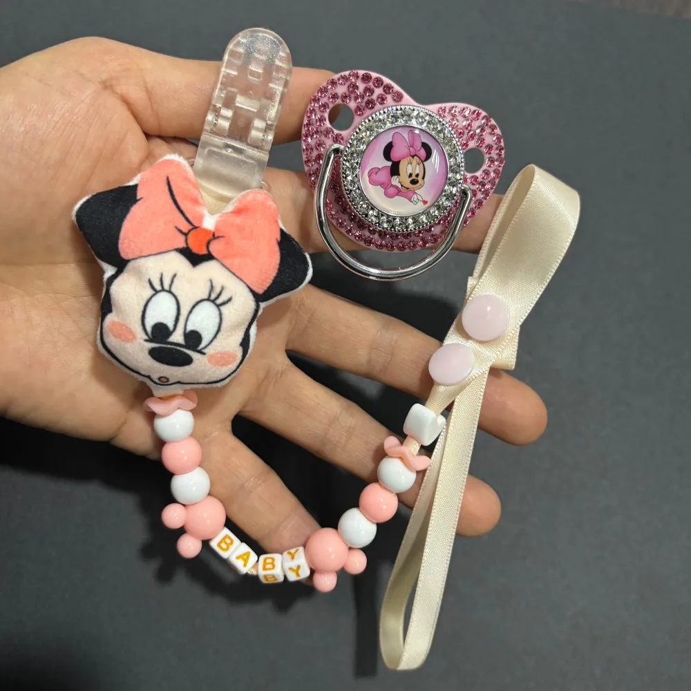 Newborn baby Chewing pacifier and anti-drop nipple holder for babies Cartoon baby headband soothing effect Comes detachable
Newborn baby Chewing pacifier and anti-drop nipple holder for babies Cartoon baby headband soothing effect Comes detachable