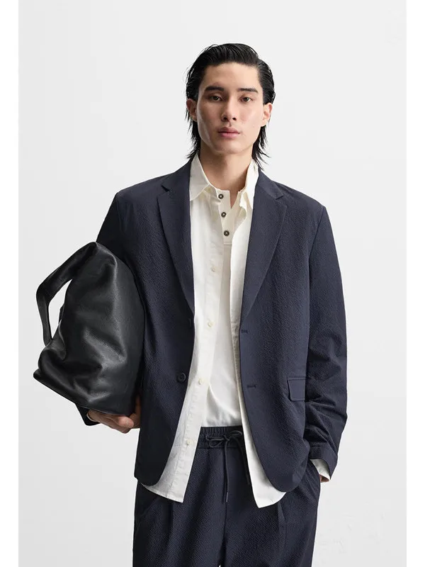 Летний мужской повседневный пиджак свободного кроя из легкой ткани Bubble Cloth, тонкий, из полиэстера, с длинными рукавами, на двух пуговицах, однобортный, коллекция 2025 года
Летний мужской повседневный пиджак свободного кроя из легкой ткани Bubble Cloth, тонкий, из полиэстера, с длинными рукавами, на двух пуговицах, однобортный, коллекция 2025 года