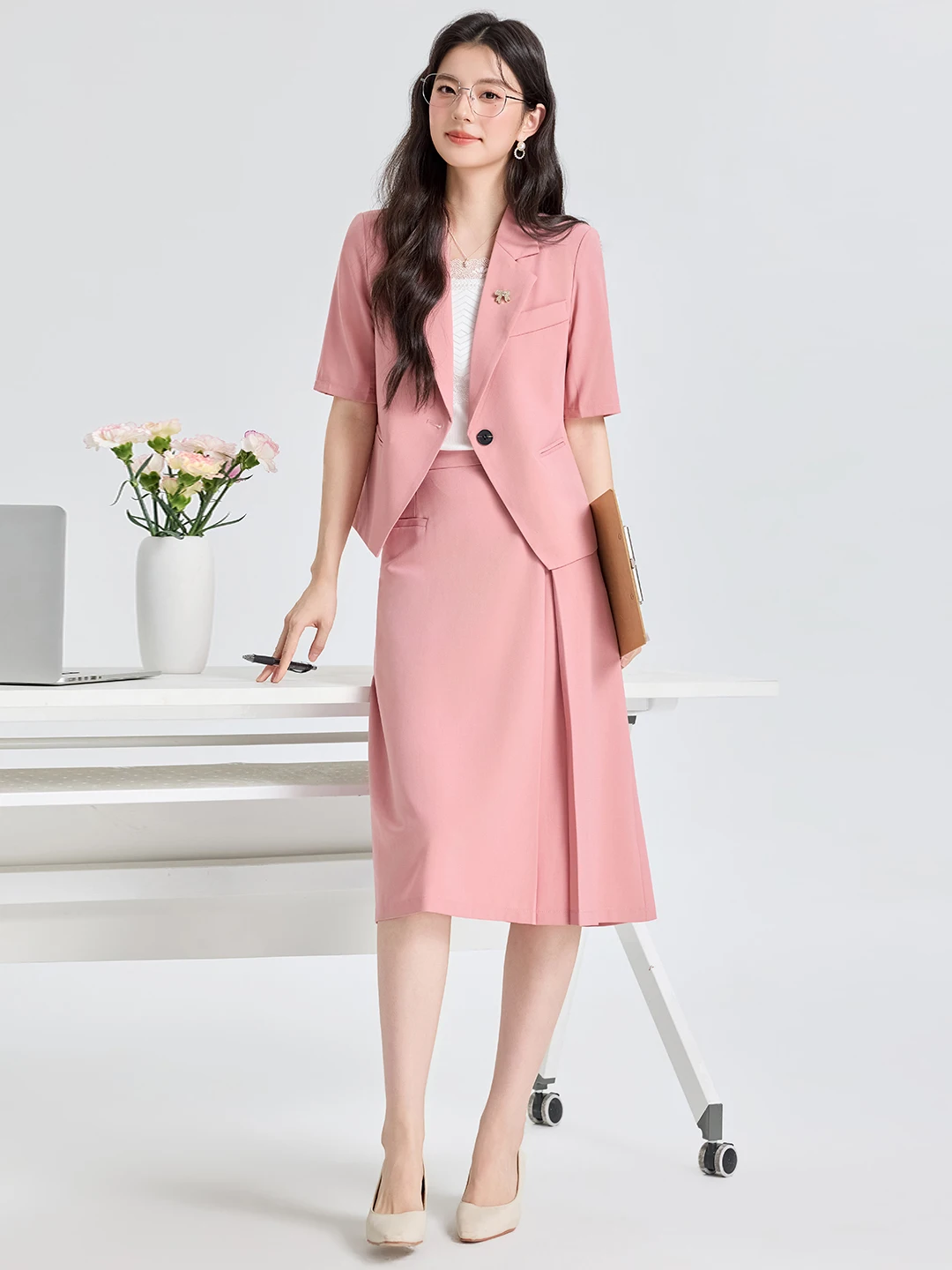 Slim Fit Women's Suit Set Casual Summer New Arrival for College Students High Quality Professional Looking Jacket
Slim Fit Women's Suit Set Casual Summer New Arrival for College Students High Quality Professional Looking Jacket