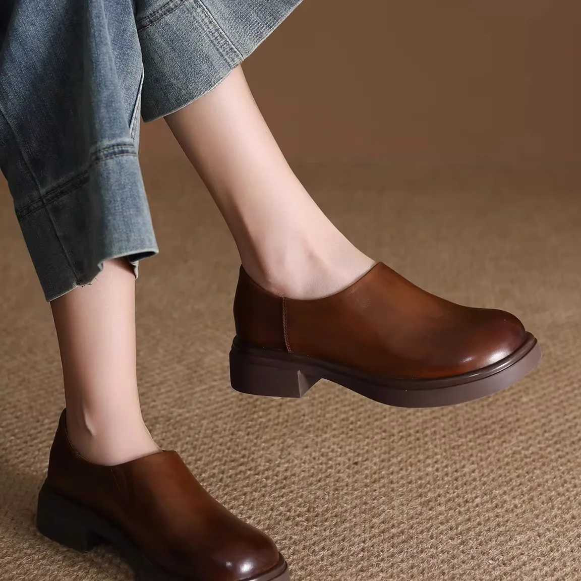 Women's Loafers Fashion Single Shoes Top Layer Cowhide Retro British Style Small Leather Shoes mid Heel Rubber Outsole
Women's Loafers Fashion Single Shoes Top Layer Cowhide Retro British Style Small Leather Shoes mid Heel Rubber Outsole