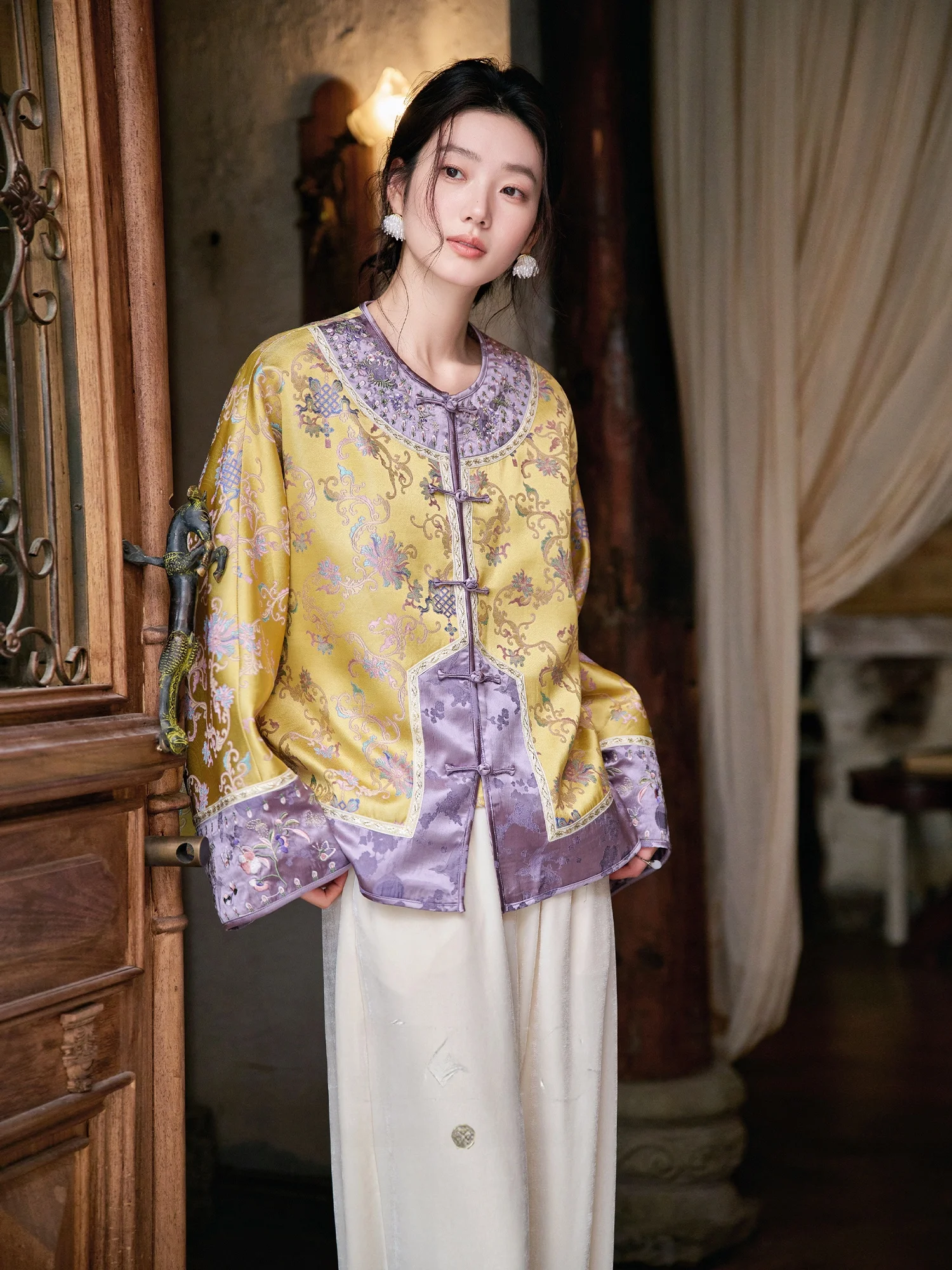 New Chinese Sle Embroidered Silk Song Jin Coat with Button Hole Design for Women Long Sve round Ne Outerwear
New Chinese Sle Embroidered Silk Song Jin Coat with Button Hole Design for Women Long Sve round Ne Outerwear