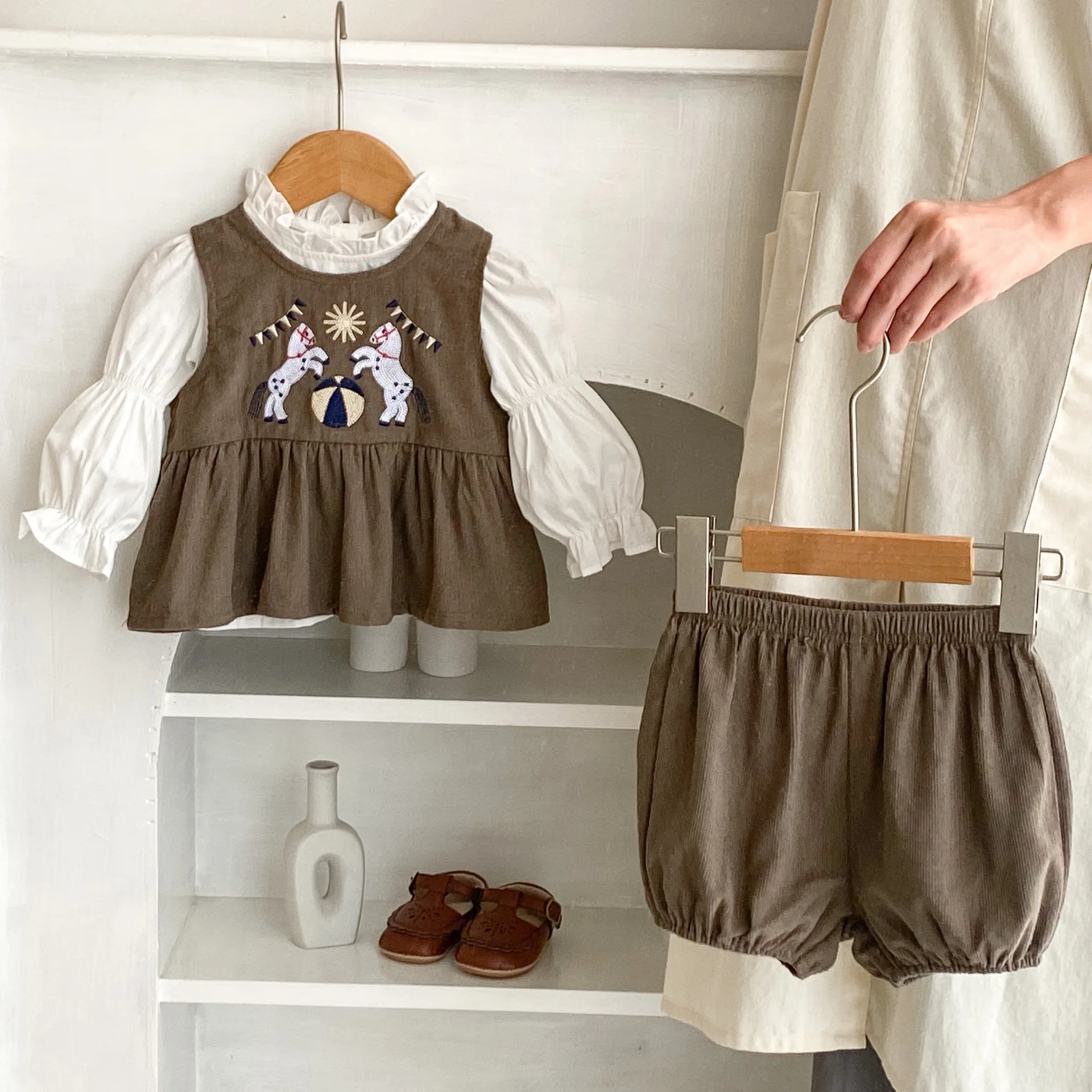 2025 Autumn New Baby Corduroy Embroidered Vest Top Pants+Black Ear Collar Long Sleeve Bottom Shirt 3-Piece Set
2025 Autumn New Baby Corduroy Embroidered Vest Top Pants+Black Ear Collar Long Sleeve Bottom Shirt 3-Piece Set