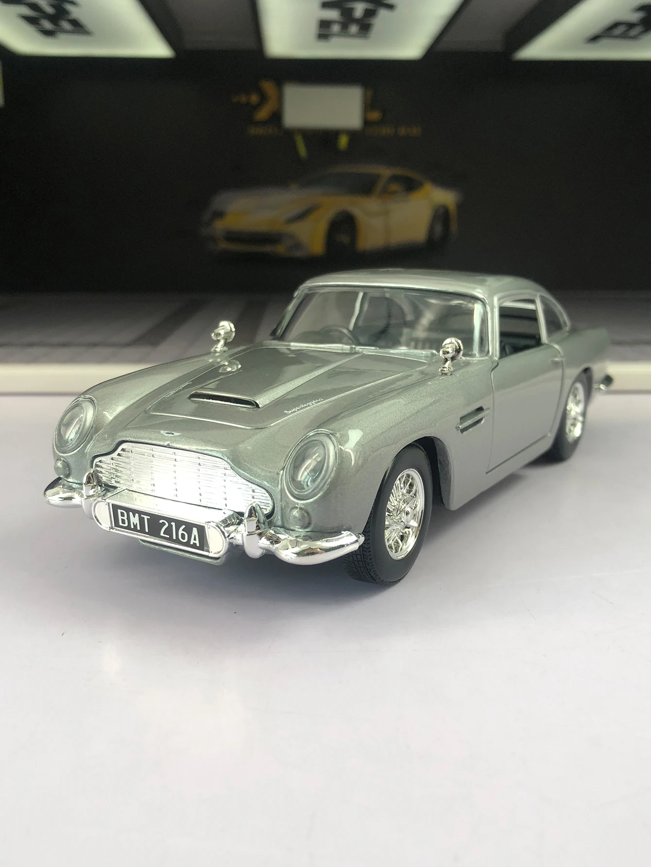 CCA 1: 24 simulation zinc alloy Aston Martin DB5 static model, metal collectible gift car
CCA 1: 24 simulation zinc alloy Aston Martin DB5 static model, metal collectible gift car