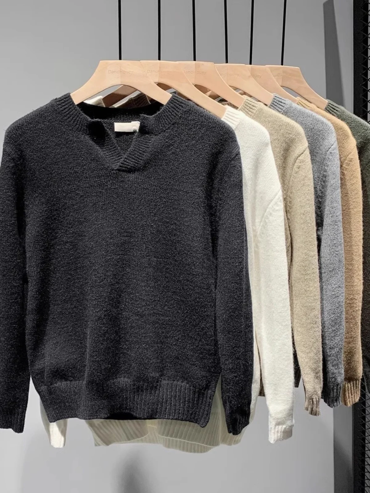 Мужской модный вязаный свитер с V-образным вырезом и длинными рукавами, однотонный базовый слой, трендовый, универсальный, зимний, незаменимый.
Мужской модный вязаный свитер с V-образным вырезом и длинными рукавами, однотонный базовый слой, трендовый, универсальный, зимний, незаменимый.