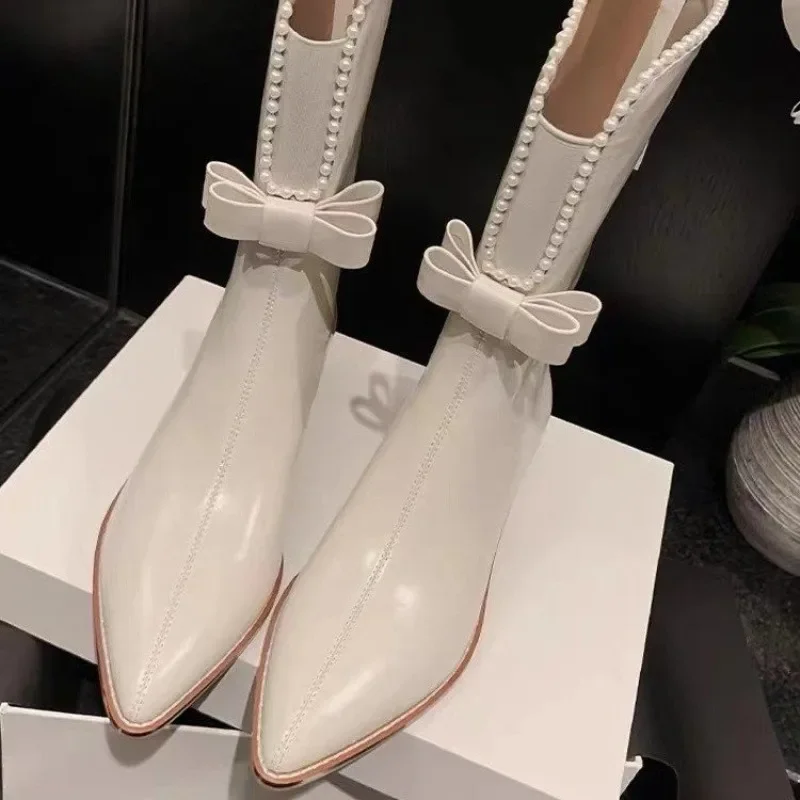 Pointed Thick Heel Short Boots for Women 2023 Autumn New French Vintage Mid Length Boots Pearl Bow Slim Chelsea Boots
Pointed Thick Heel Short Boots for Women 2023 Autumn New French Vintage Mid Length Boots Pearl Bow Slim Chelsea Boots