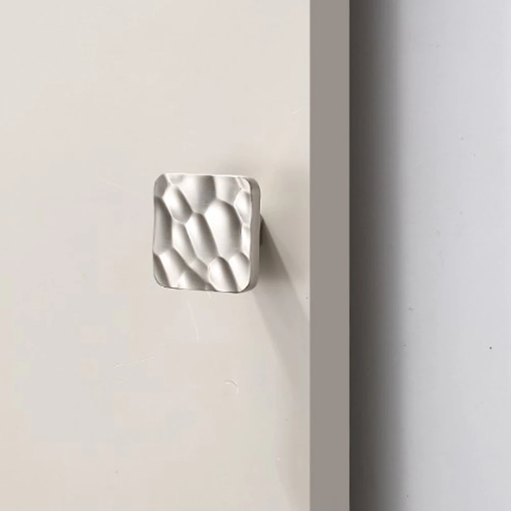 Обновление мебели Ручка с узором молотка Ручка из цинкового сплава Современный прикосновение Простота установки Прочный материал
Обновление мебели Ручка с узором молотка Ручка из цинкового сплава Современный прикосновение Простота установки Прочный материал