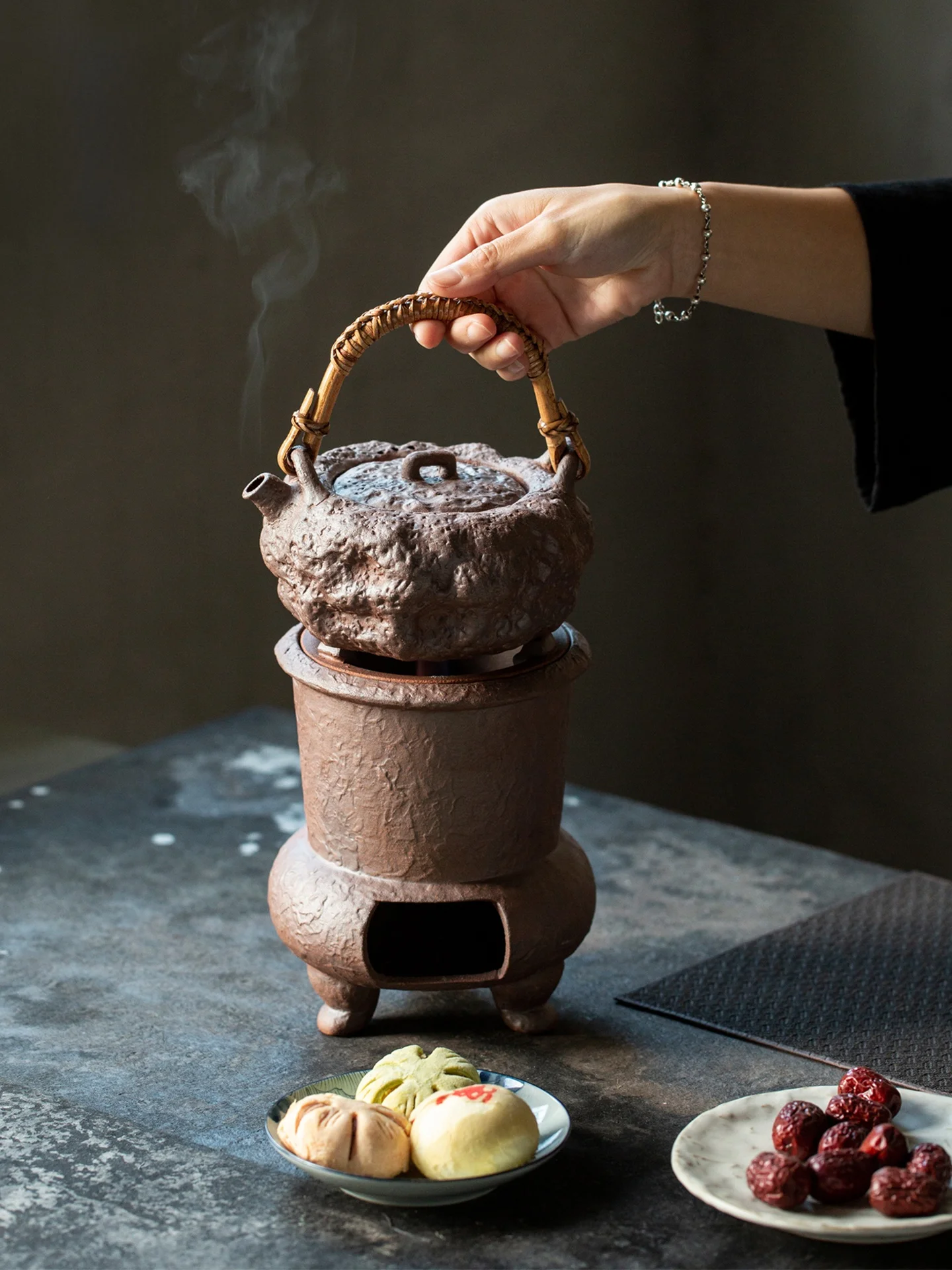 Retro Lu Xin Old Rock Mud Three-Legged Charcoal Heater for Autumn And Winter Tea Brewing with Open Flame Heating Tea Pot
Retro Lu Xin Old Rock Mud Three-Legged Charcoal Heater for Autumn And Winter Tea Brewing with Open Flame Heating Tea Pot