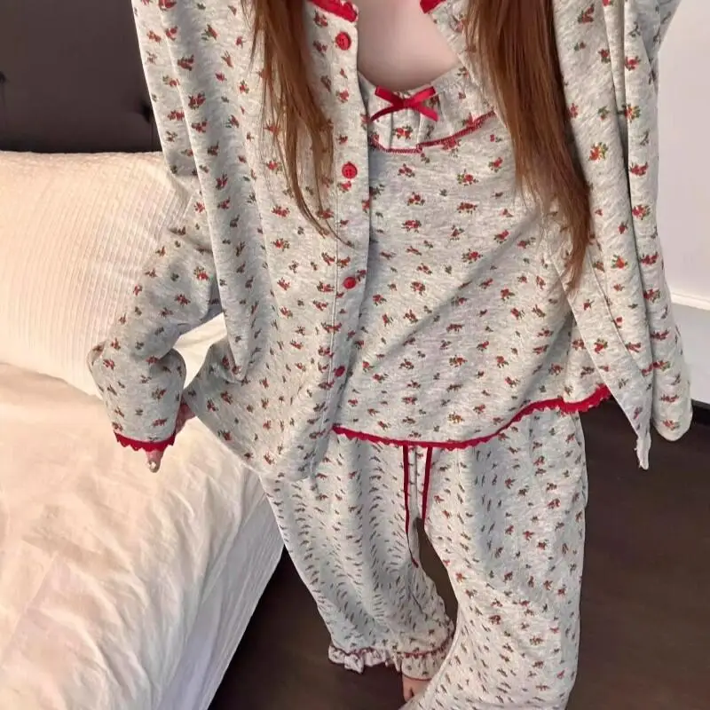 Women's Floral Suspender Trousers Home Wear Set Women's Spring Autumn New Long-Sleeved Pajamas Girl Fashion Soft Three-Piece Set
Women's Floral Suspender Trousers Home Wear Set Women's Spring Autumn New Long-Sleeved Pajamas Girl Fashion Soft Three-Piece Set