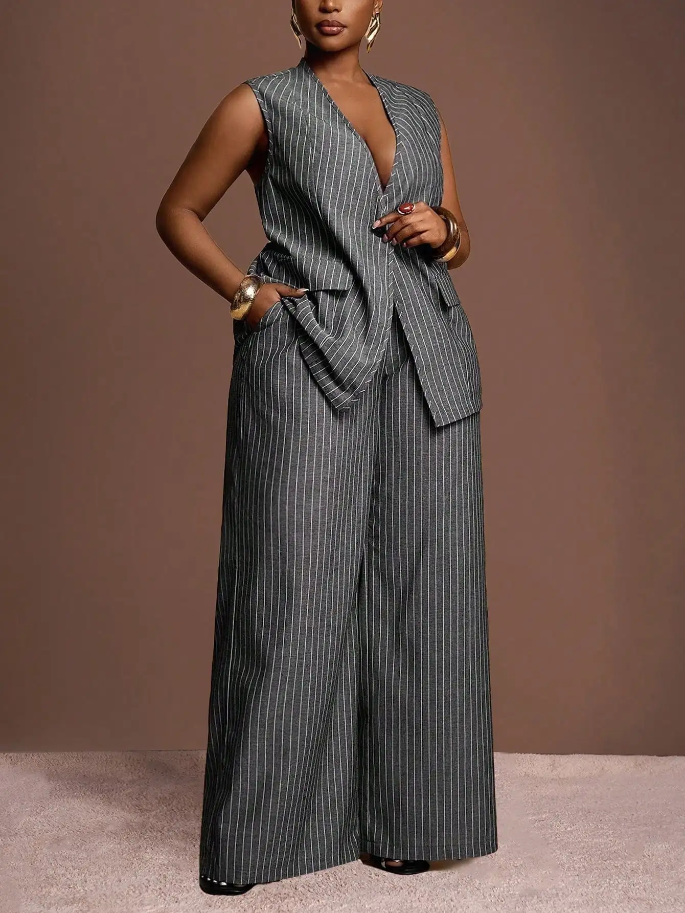 Костюм-двойка для женщин больших размеров: топ в стиле блейзера в серо-белую полоску и брюки с широкими штанинами
Костюм-двойка для женщин больших размеров: топ в стиле блейзера в серо-белую полоску и брюки с широкими штанинами