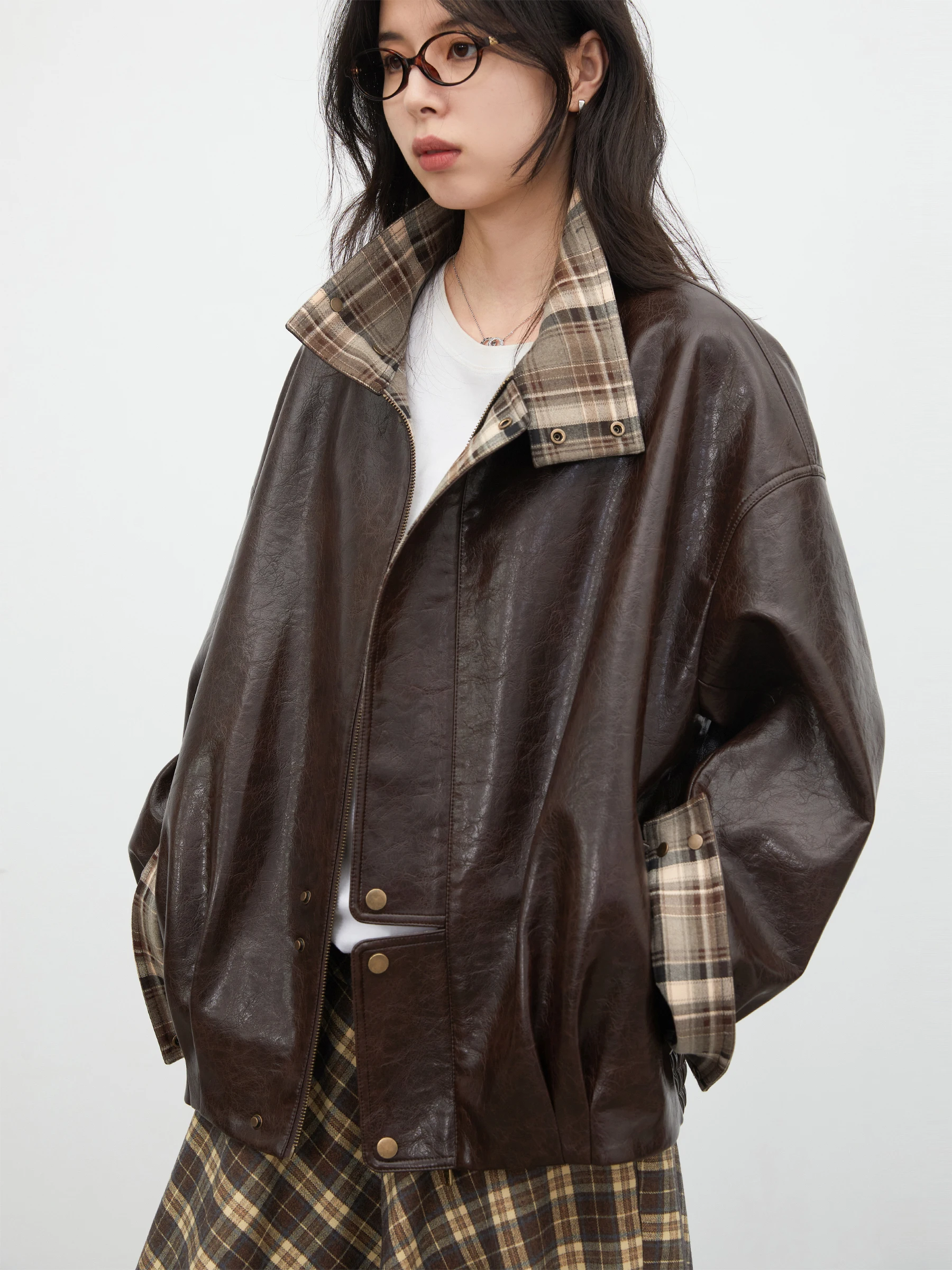 Новинка весенней коллекции: Свободная куртка-косуха из яркой кожи в клетку, с длинными рукавами и пуговицами на манжетах, от бренда Chic Ven
Новинка весенней коллекции: Свободная куртка-косуха из яркой кожи в клетку, с длинными рукавами и пуговицами на манжетах, от бренда Chic Ven