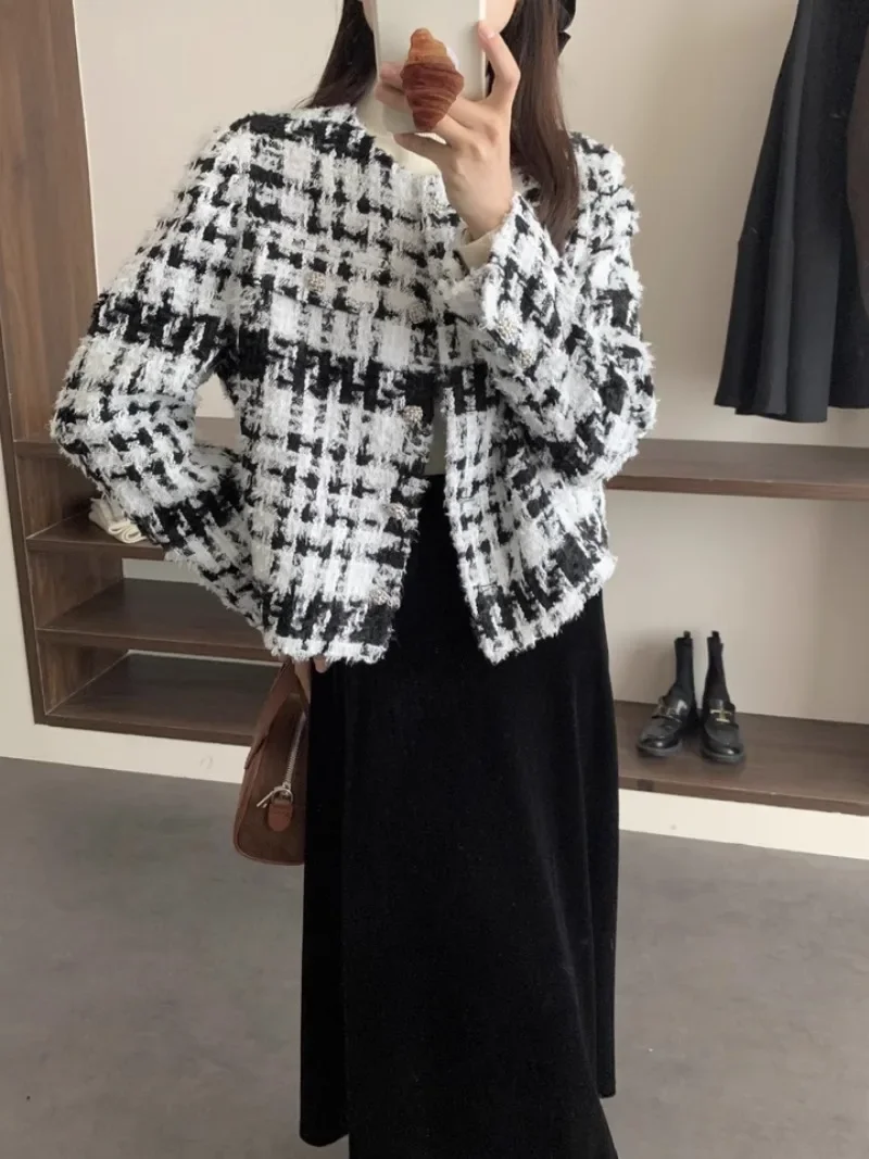 Sweet Hot Girl Retro Plaid Tweed Coat Women's Autumn/Winter O-neck Long-sleeved Single Breasted Jacket Fashion Female Clothes
Sweet Hot Girl Retro Plaid Tweed Coat Women's Autumn/Winter O-neck Long-sleeved Single Breasted Jacket Fashion Female Clothes