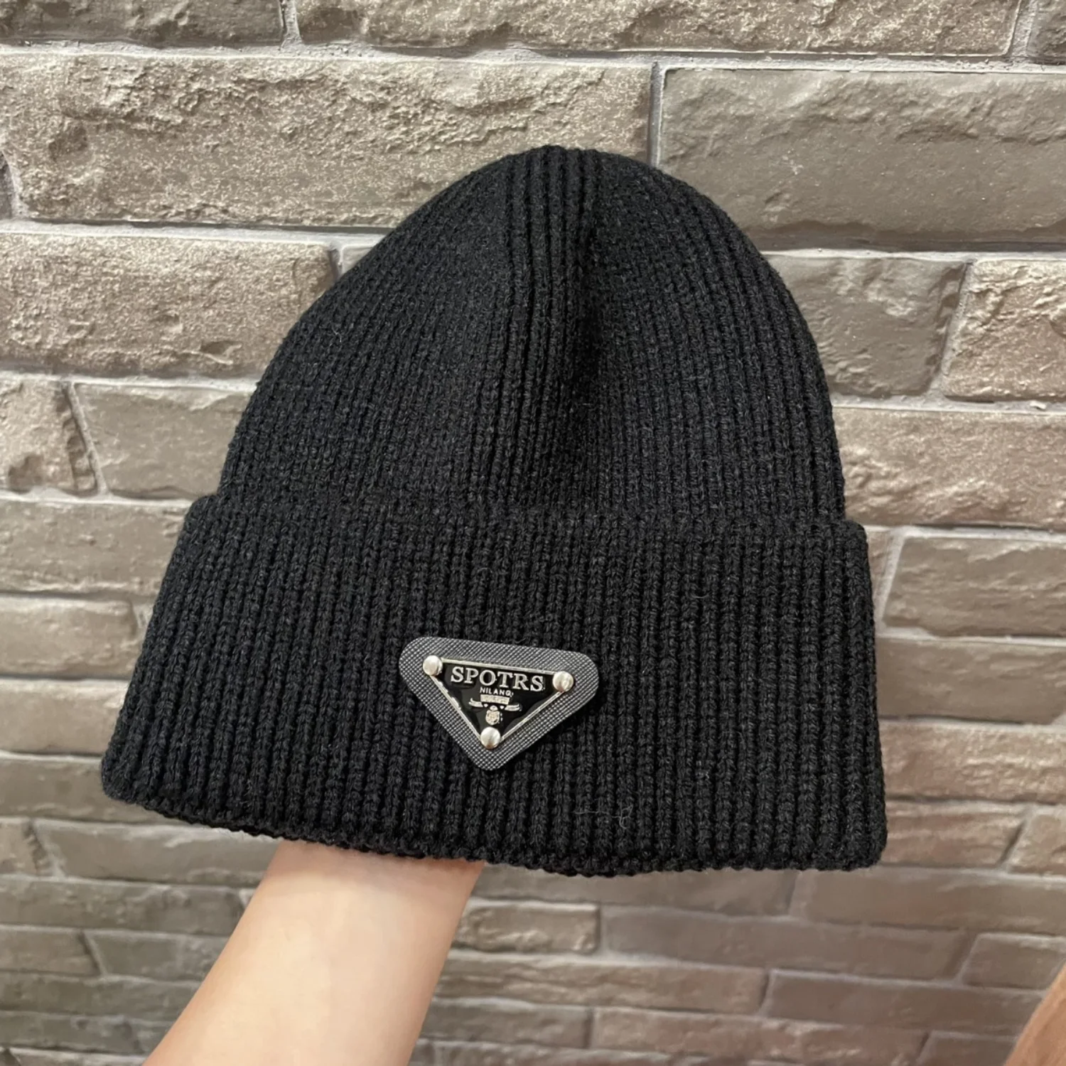 New black knitted woolen hat with triangular logo design, classic black style, suitable for both men and women in outdoor sports
New black knitted woolen hat with triangular logo design, classic black style, suitable for both men and women in outdoor sports
