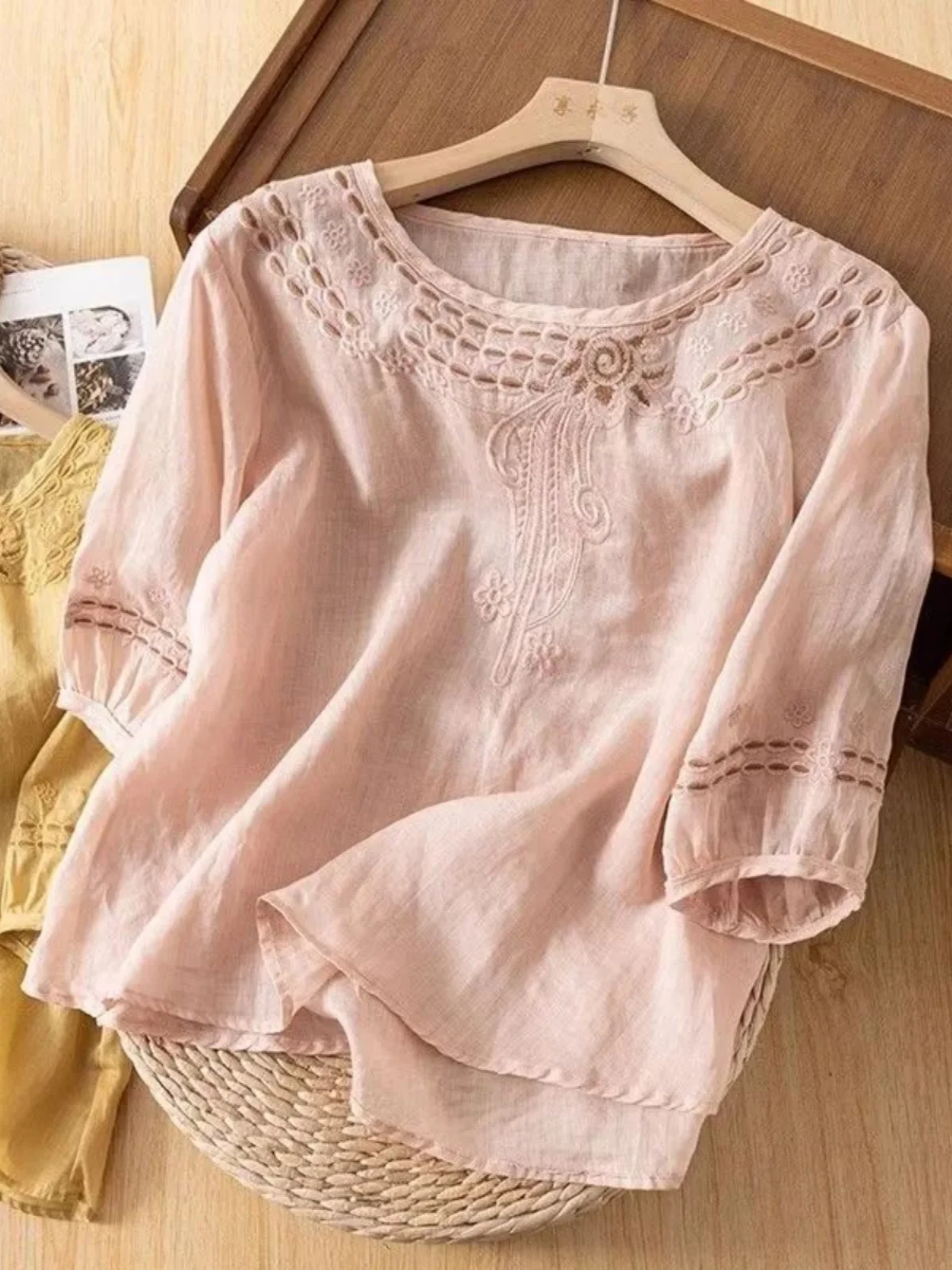 Retro Embroidered Cotton Linen Casual Shirt Women Summer Loose Fit Slimming Seven Sleeve Loose Top Chinese Artistic Style
Retro Embroidered Cotton Linen Casual Shirt Women Summer Loose Fit Slimming Seven Sleeve Loose Top Chinese Artistic Style