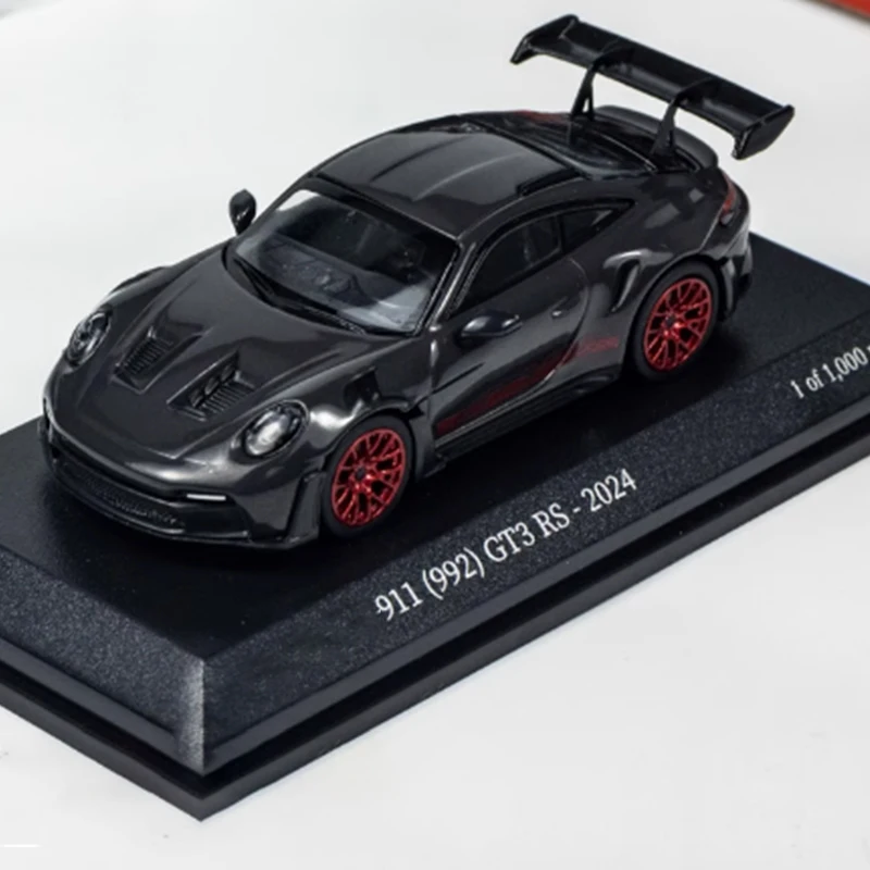 Литой под давлением оригинальный масштаб 1:64 911 (992) GT3 RS модель из сплава, имитация украшения, хобби, сувениры, коллекция подарков, статический дисплей
Литой под давлением оригинальный масштаб 1:64 911 (992) GT3 RS модель из сплава, имитация украшения, хобби, сувениры, коллекция подарков, статический дисплей