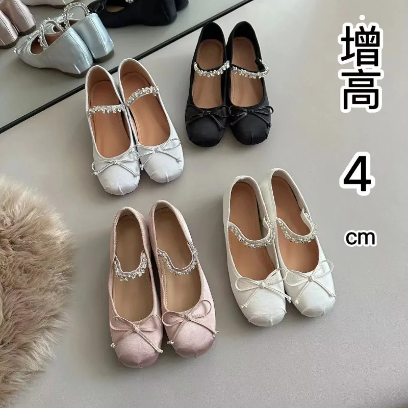 2025 New Diamond Belt Increase 4 Cm ~ Satin Bow Small Round Head One-line Drill with Shallow Mouth Ballet Single Shoes for Women
2025 New Diamond Belt Increase 4 Cm ~ Satin Bow Small Round Head One-line Drill with Shallow Mouth Ballet Single Shoes for Women