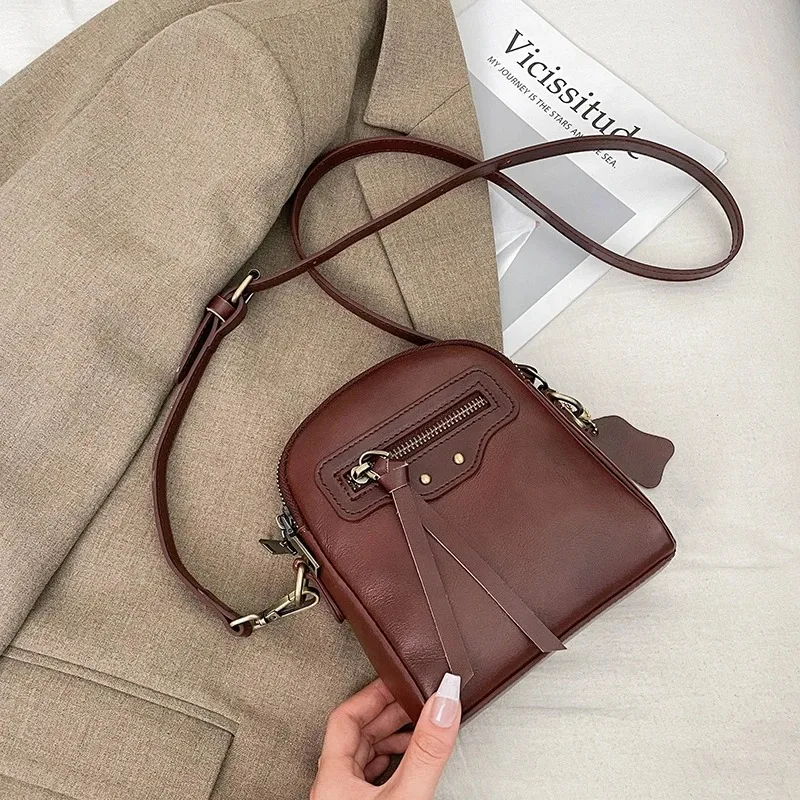 Designer Elegant Crossbody Diaper Bag: Luxury Women's Handbag With Vintage Style And Large Capacity For Messenger Tote
Designer Elegant Crossbody Diaper Bag: Luxury Women's Handbag With Vintage Style And Large Capacity For Messenger Tote