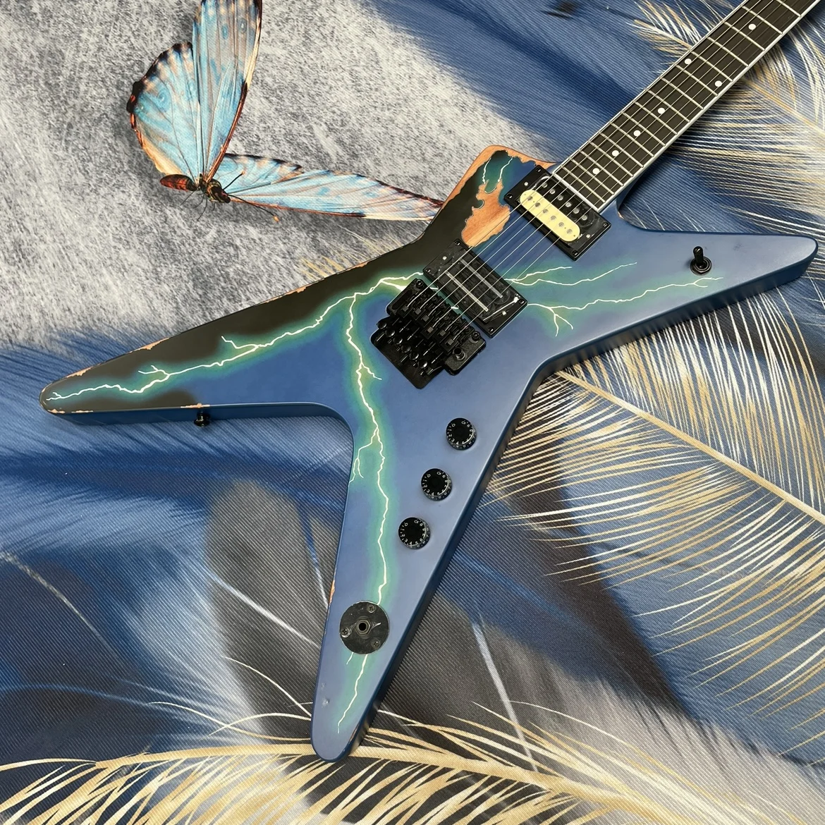 Matte blue electric guitar, double-locking tremolo mahogany body guitars, advanced professional performance electric guitarra
Matte blue electric guitar, double-locking tremolo mahogany body guitars, advanced professional performance electric guitarra