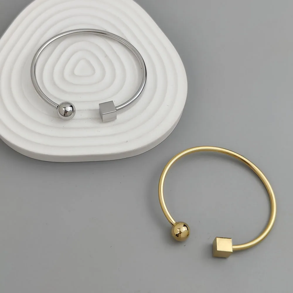 Charming steel wire square round stainless steel women's bracelet, waterproof and rust-free bracelet, worn by couples 
Charming steel wire square round stainless steel women's bracelet, waterproof and rust-free bracelet, worn by couples