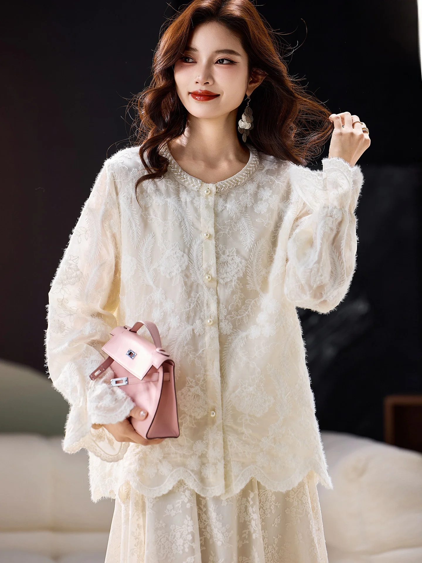 Faionable round Ne Embroidered antung irt Women's Winter New Sle 2025 plus Size European Faion Women's Top
Faionable round Ne Embroidered antung irt Women's Winter New Sle 2025 plus Size European Faion Women's Top