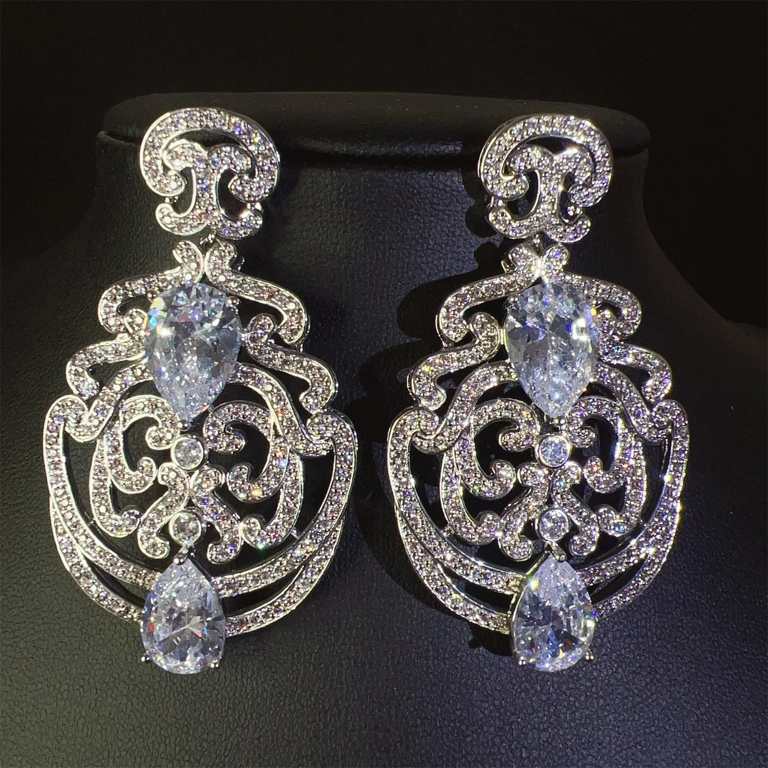 Ornate cubic zirconia Chandelier dangle Earrings for women bride Wedding Evening Party Luxury Statement earrings Heavy-Crafted
Ornate cubic zirconia Chandelier dangle Earrings for women bride Wedding Evening Party Luxury Statement earrings Heavy-Crafted
