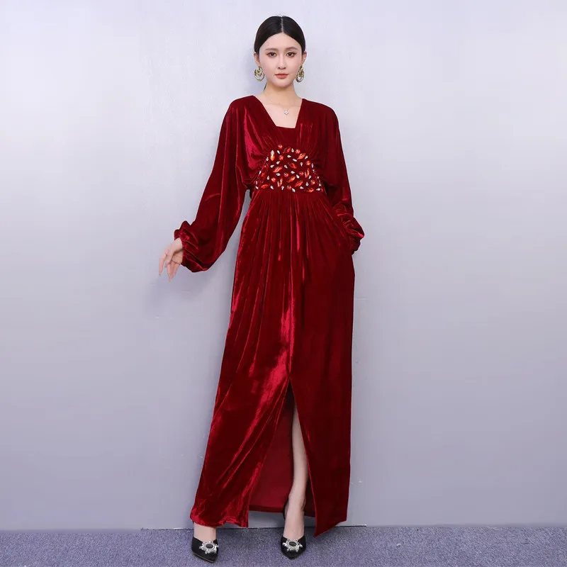 Новое женское бархатное платье SuperAen 2026 осенне-зимней коллекции: приталенное, с V-образным вырезом, декором из страз и разрезом. Модное и элегантное.
Новое женское бархатное платье SuperAen 2026 осенне-зимней коллекции: приталенное, с V-образным вырезом, декором из страз и разрезом. Модное и элегантное.