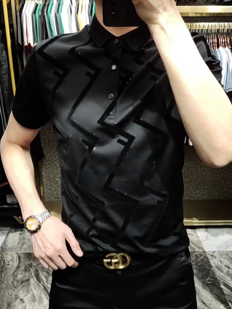 Мужская приталенная футболка с коротким рукавом и воротником-стойкой, деловая, с термотрансферным принтом в виде ромбов, простой дизайн, хлопок.
Мужская приталенная футболка с коротким рукавом и воротником-стойкой, деловая, с термотрансферным принтом в виде ромбов, простой дизайн, хлопок.