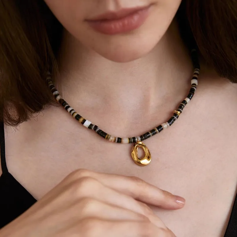 Dong Jie Has The Same Broken Shell Wind Hole Beaded Necklace, Light Luxury Niche High-end Collarbone Chain, Fashionable and Vers
Dong Jie Has The Same Broken Shell Wind Hole Beaded Necklace, Light Luxury Niche High-end Collarbone Chain, Fashionable and Vers