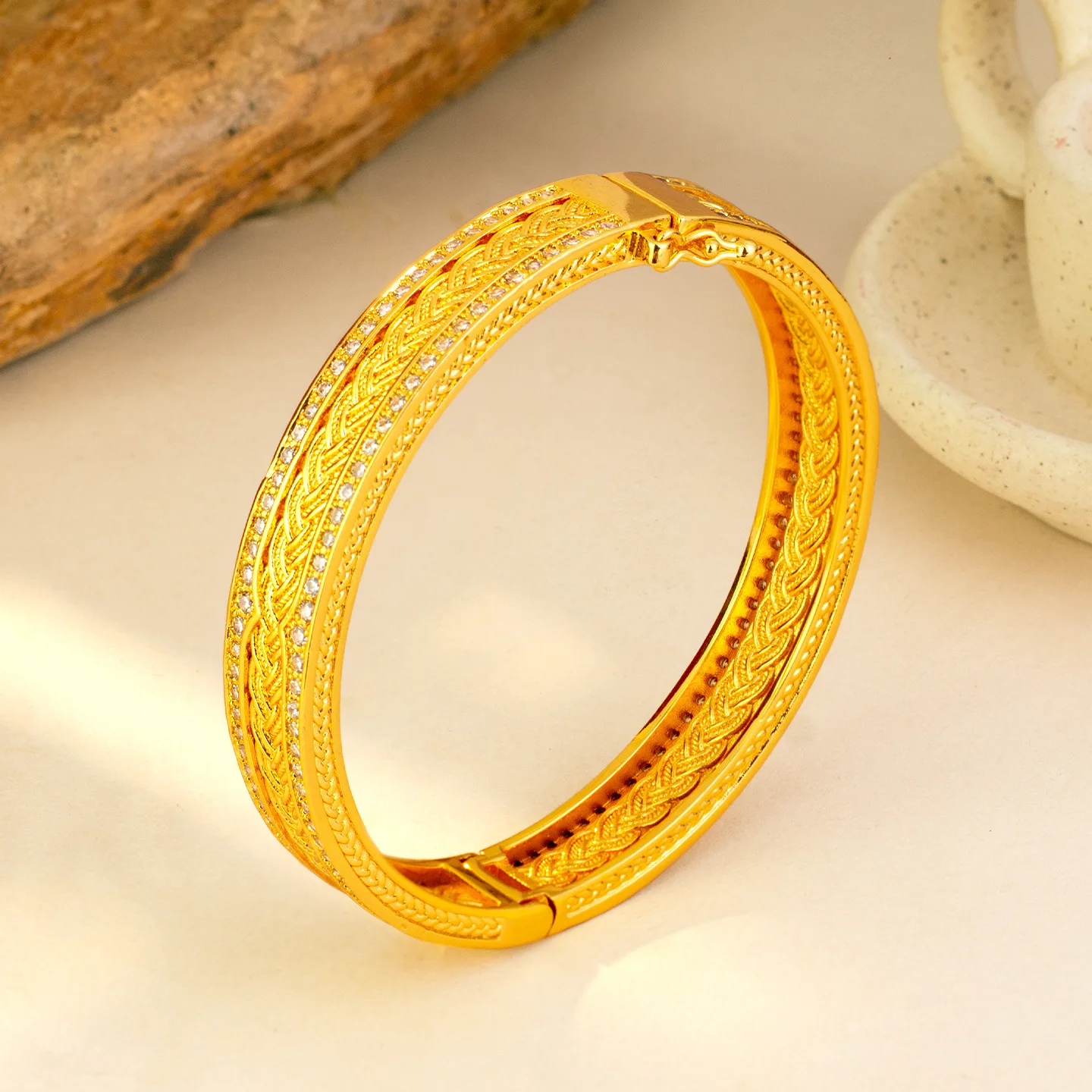 Zircon Inlaid Woven Bangle Women's 24K Gold AU999 - Retro gold woven pattern, vivid zircon inlay, for eye-catching dating
Zircon Inlaid Woven Bangle Women's 24K Gold AU999 - Retro gold woven pattern, vivid zircon inlay, for eye-catching dating