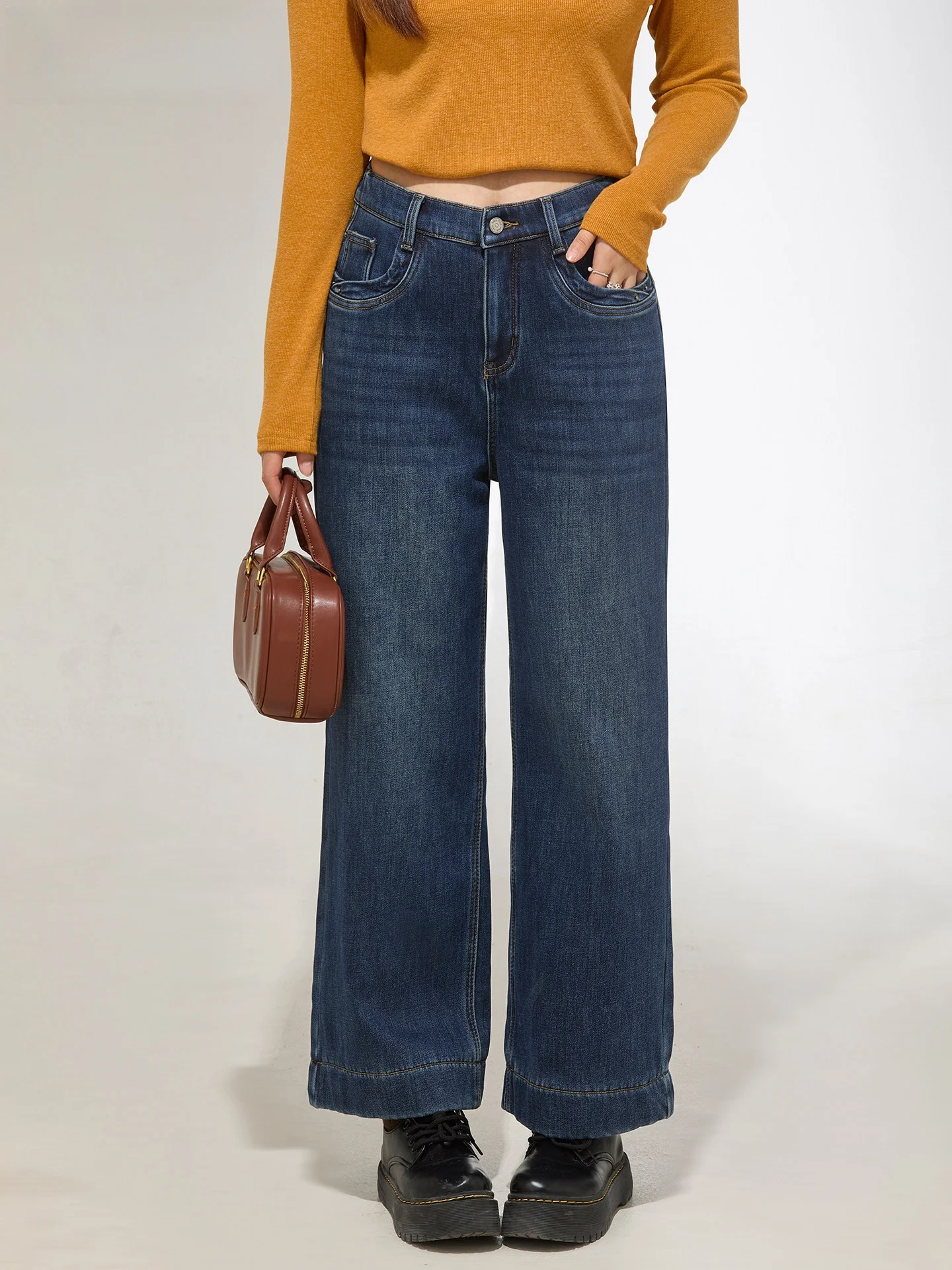 Женские зимние теплые джинсы больших размеров с флисовой подкладкой, прямые, синие, удобные, повседневные, с высокой талией, в корейском стиле
Женские зимние теплые джинсы больших размеров с флисовой подкладкой, прямые, синие, удобные, повседневные, с высокой талией, в корейском стиле