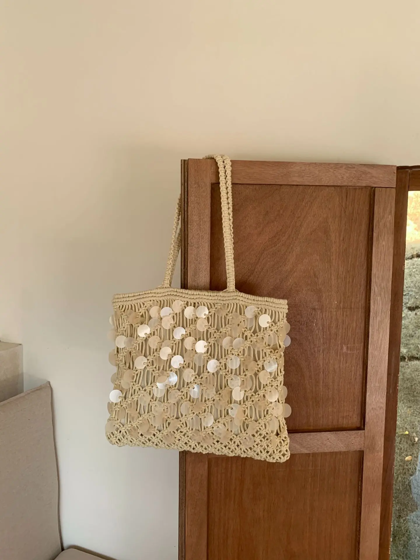 New Luxury Handmade Knitted Tote Bag, Large Capacity Beige Shoulder Bag with Circular Sequin Embellishments for Summer Vacation
New Luxury Handmade Knitted Tote Bag, Large Capacity Beige Shoulder Bag with Circular Sequin Embellishments for Summer Vacation