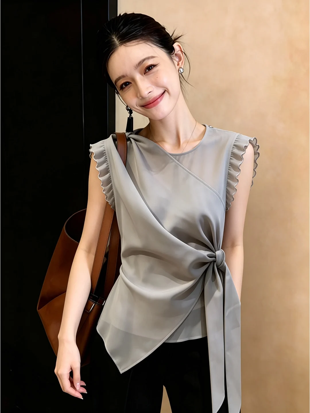 Elegant Asymmetrical Sleeveless Shirt Women's Fashion Slimming Waist Design Wooden Ear Texture Summer Top French Style round ...
Elegant Asymmetrical Sleeveless Shirt Women's Fashion Slimming Waist Design Wooden Ear Texture Summer Top French Style round ...