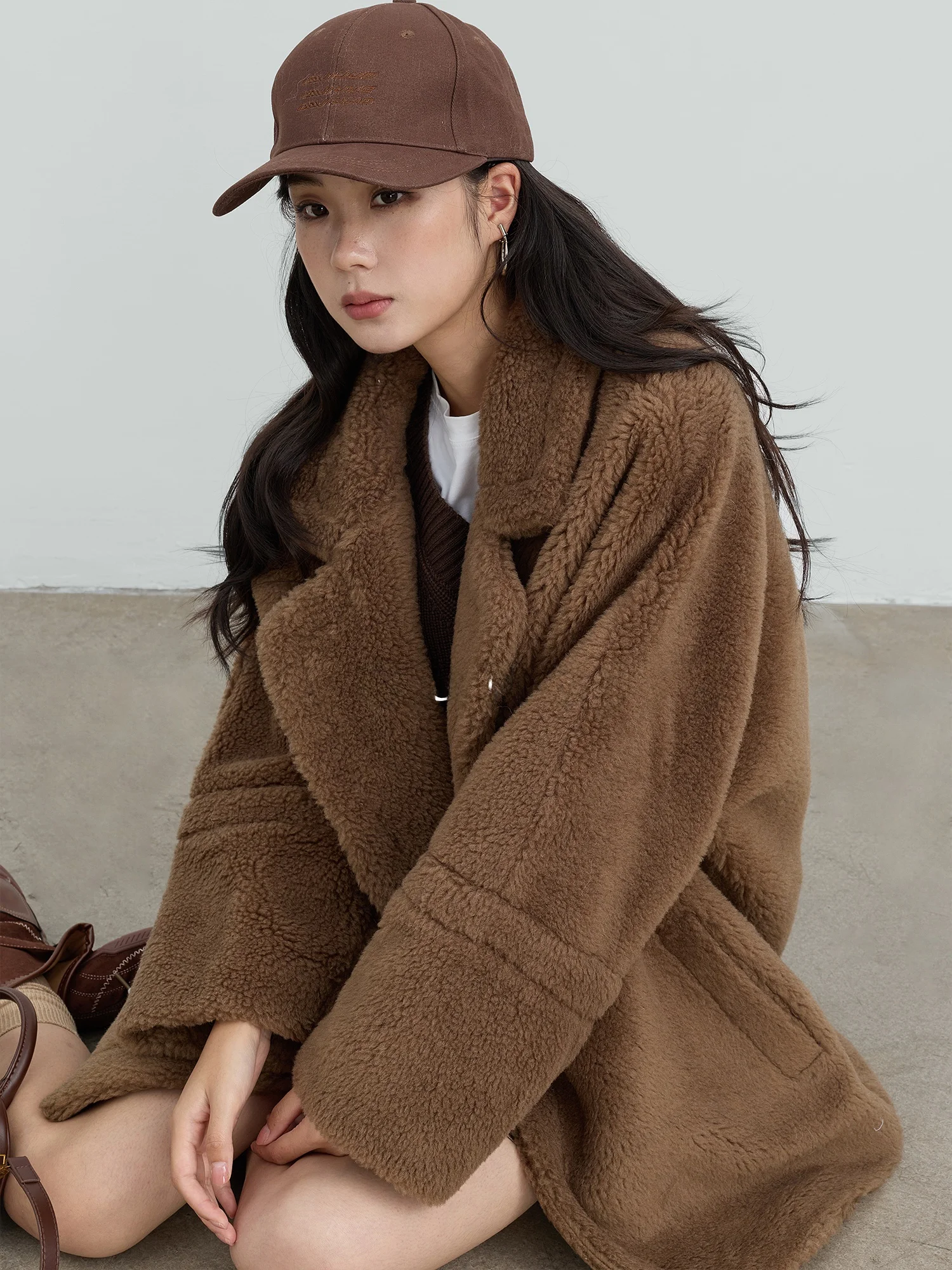 Классическое пальто GONGJIU из верблюжьего пуха с большим воротником, в стиле Тедди, женская верхняя одежда свободного кроя с длинными рукавами и двойной застежкой на пуговицах
Классическое пальто GONGJIU из верблюжьего пуха с большим воротником, в стиле Тедди, женская верхняя одежда свободного кроя с длинными рукавами и двойной застежкой на пуговицах