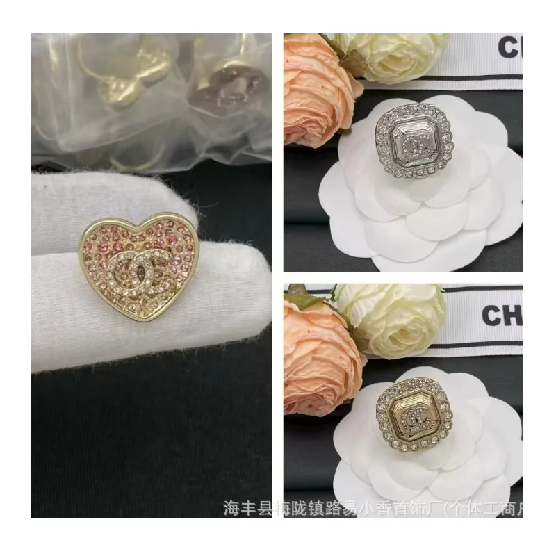 The Double-letter Ring Is Retro Gold As A Whole, Combining French Elegance and Casual Jewelry.
The Double-letter Ring Is Retro Gold As A Whole, Combining French Elegance and Casual Jewelry.