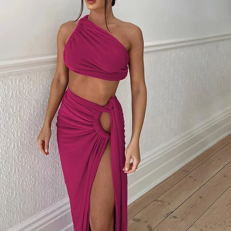 Женский комплект из двух предметов: топ на одно плечо с драпировкой и длинная юбка с боковым разрезом. Элегантный костюм-двойка для вечеринок и дней рождения.
Женский комплект из двух предметов: топ на одно плечо с драпировкой и длинная юбка с боковым разрезом. Элегантный костюм-двойка для вечеринок и дней рождения.