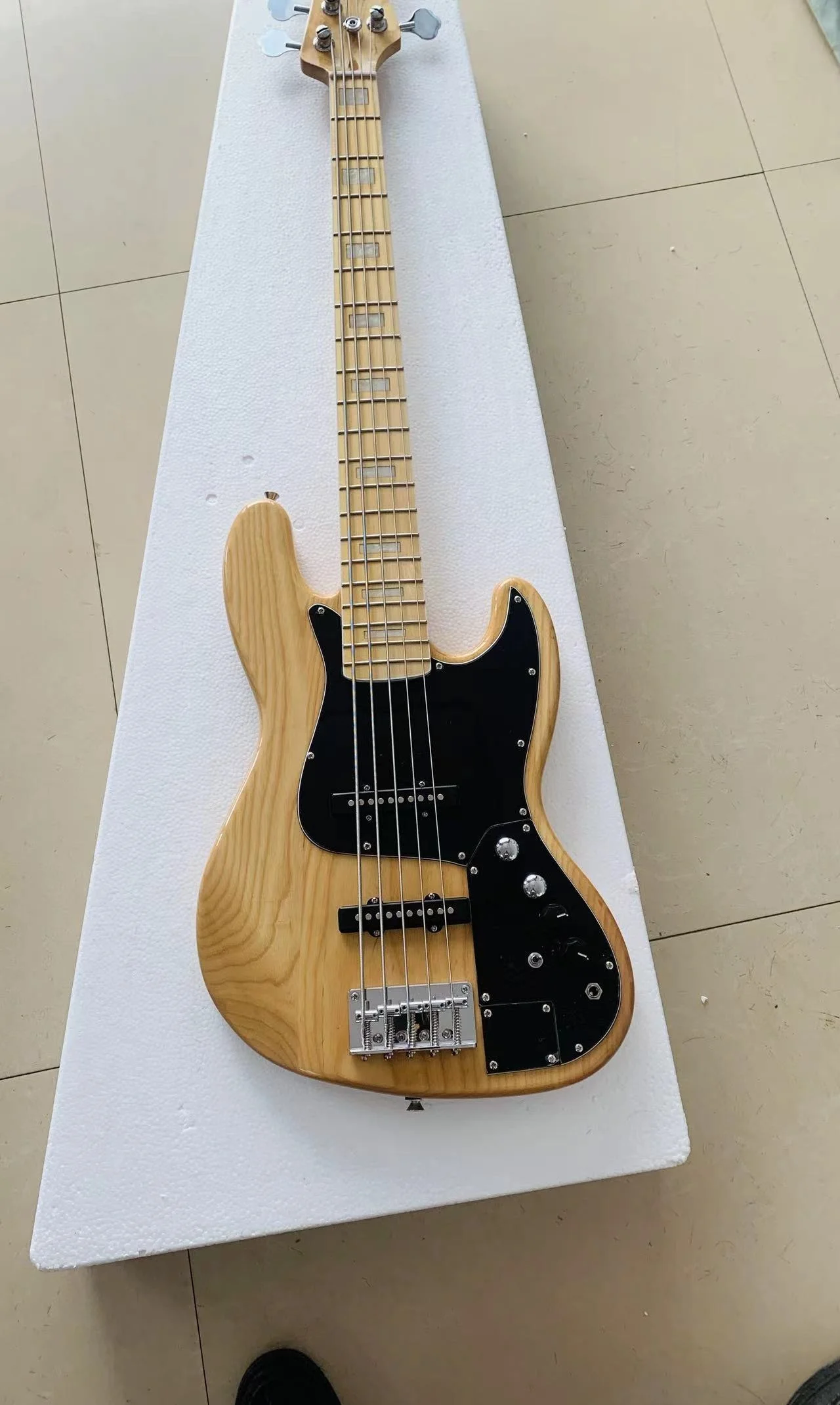 Classic 5 first bass electric guitar, ash wood wood color body, active pickup, free shipping
Classic 5 first bass electric guitar, ash wood wood color body, active pickup, free shipping