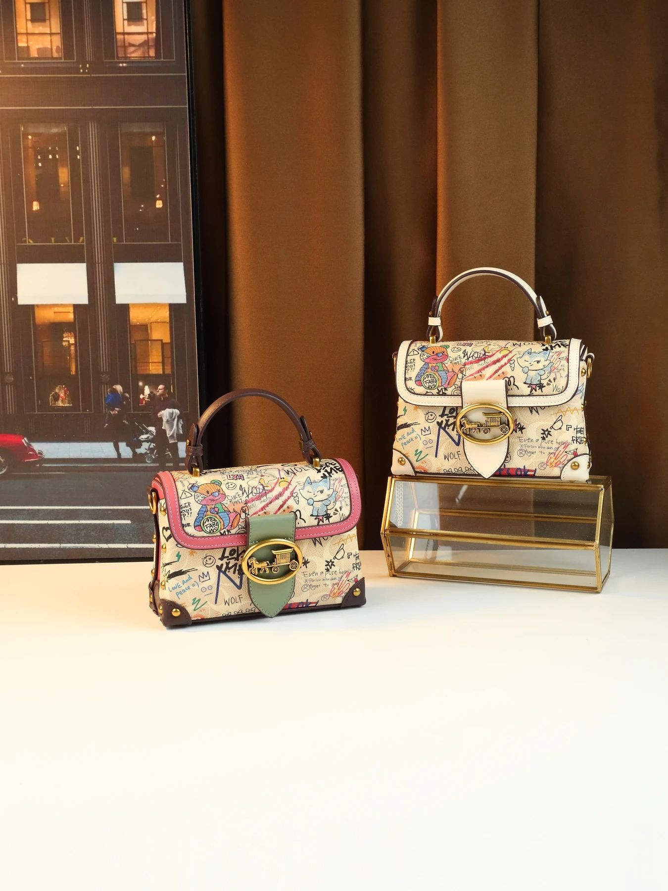 Fashion high-end women's bag color matching graffiti bear portable Boston bag flip bag commuter bag
Fashion high-end women's bag color matching graffiti bear portable Boston bag flip bag commuter bag