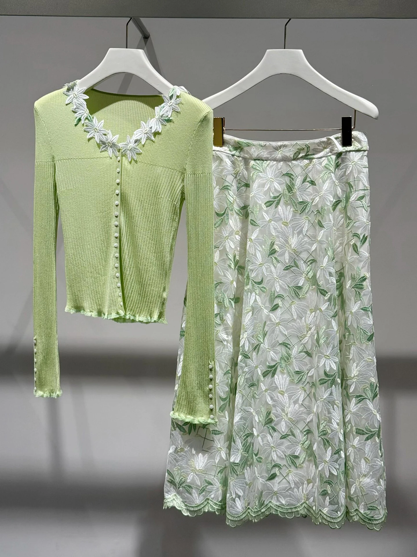 Elegant V-neck Embroidered Knit Top And Skirt Set Spring Summer Fashion High Waist Polyester Fiber Elastic Casual Wear
Elegant V-neck Embroidered Knit Top And Skirt Set Spring Summer Fashion High Waist Polyester Fiber Elastic Casual Wear