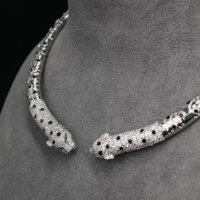 CAMEO Necklace 925 Silver Gold-plated High Carbon Diamond Enamel Black and White Cheetah Fashion Double Headed Open Collar
CAMEO Necklace 925 Silver Gold-plated High Carbon Diamond Enamel Black and White Cheetah Fashion Double Headed Open Collar