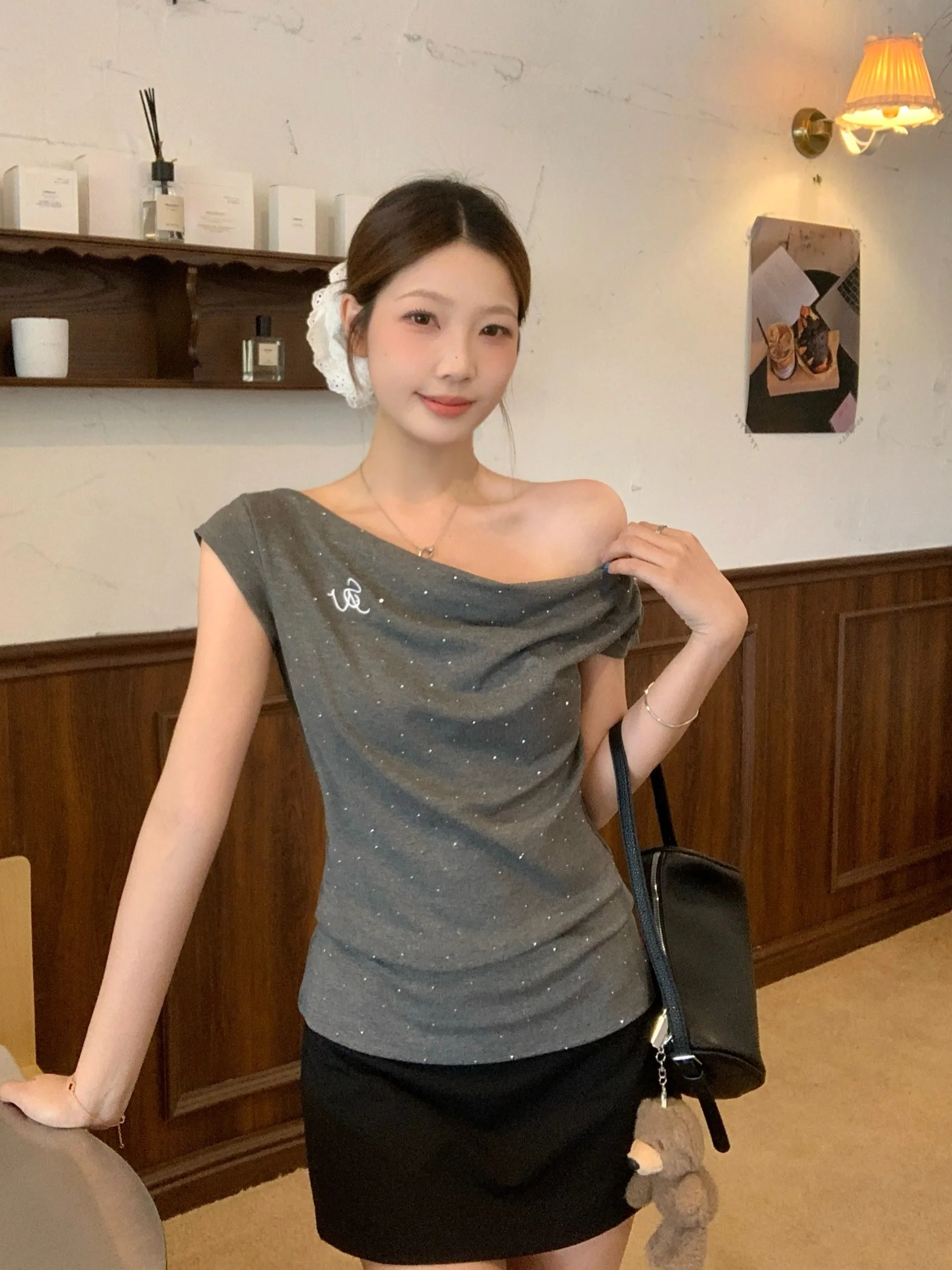 plus Size American Style Short Sleeve T-Shirt Women's Summer New Slimming Waist Pleated Diamond Embellished One Shoulder Top
plus Size American Style Short Sleeve T-Shirt Women's Summer New Slimming Waist Pleated Diamond Embellished One Shoulder Top