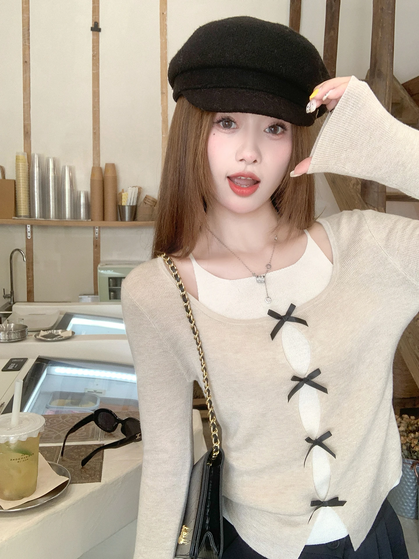 Вязаный свитер Zeng Xiao Xian в корейском стиле с длинными рукавами для женщин, ранняя осень, милый облегающий топ с вырезами и узлами
Вязаный свитер Zeng Xiao Xian в корейском стиле с длинными рукавами для женщин, ранняя осень, милый облегающий топ с вырезами и узлами