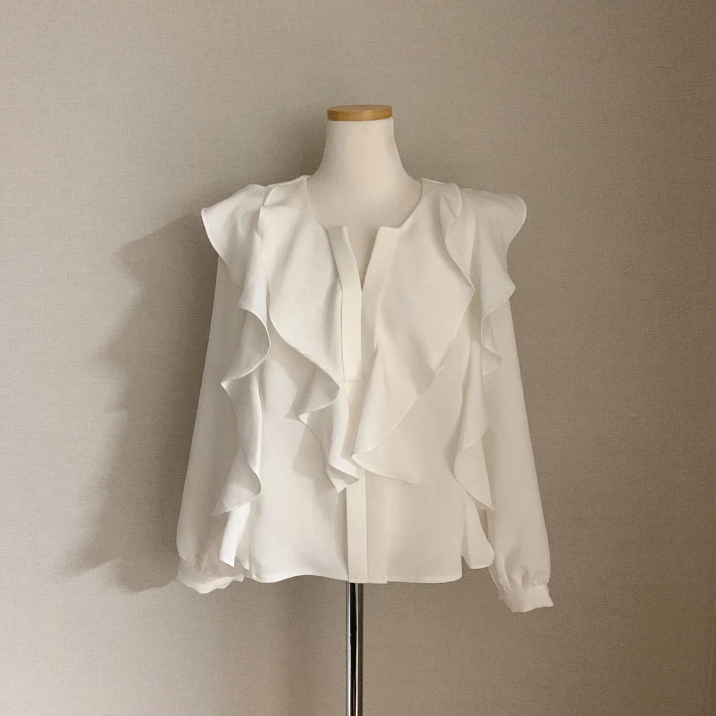 KUSAHIKI Spring Autumn New Ruffle Blouse Shirt Causal V-neck Puff Long Sleeve Women Tops Korean Fashion Blusas Feminimos 6D807
KUSAHIKI Spring Autumn New Ruffle Blouse Shirt Causal V-neck Puff Long Sleeve Women Tops Korean Fashion Blusas Feminimos 6D807