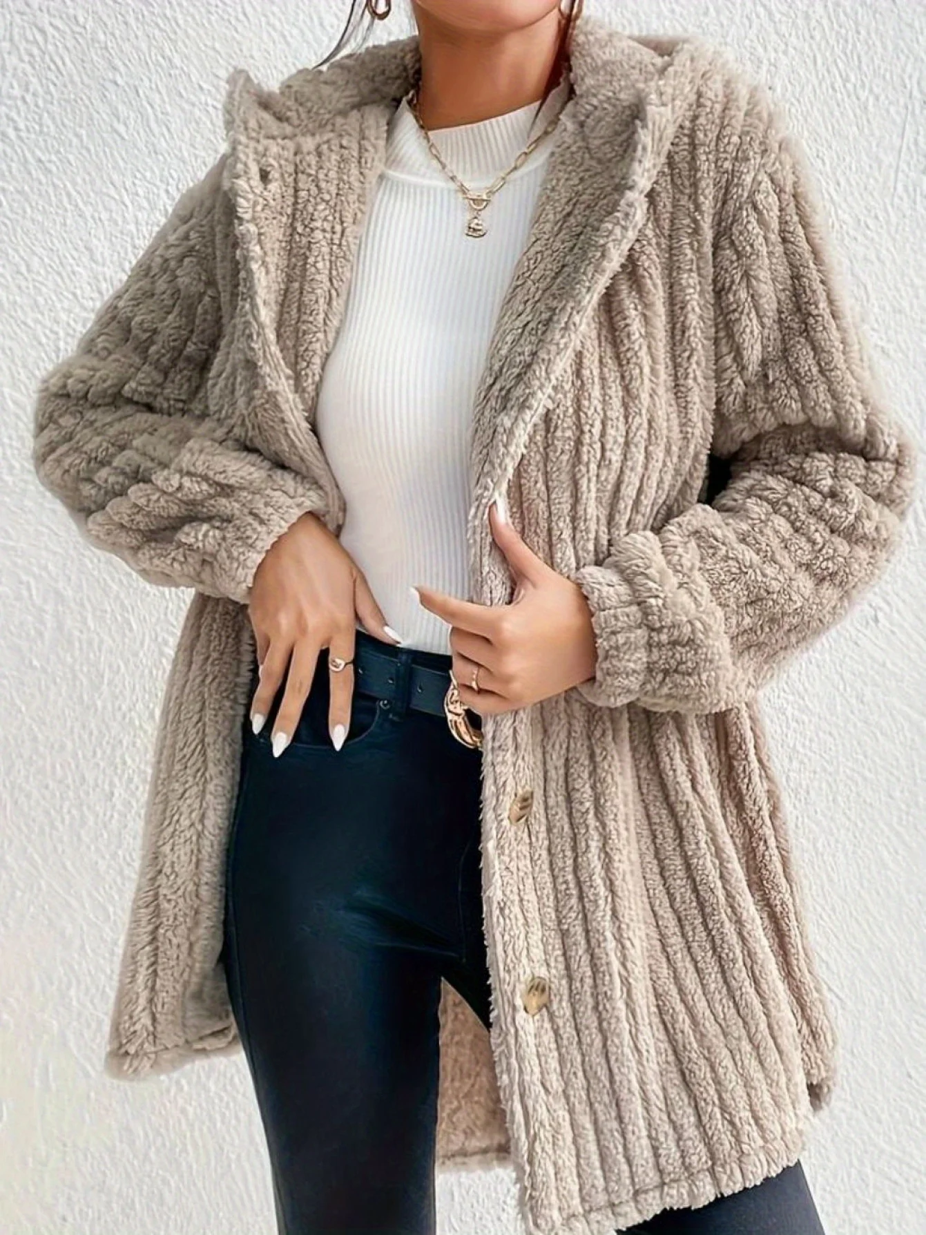 A new textured jacquard button-decorated long-sleeved fluffy hooded jacket for women in autumn and winter
A new textured jacquard button-decorated long-sleeved fluffy hooded jacket for women in autumn and winter