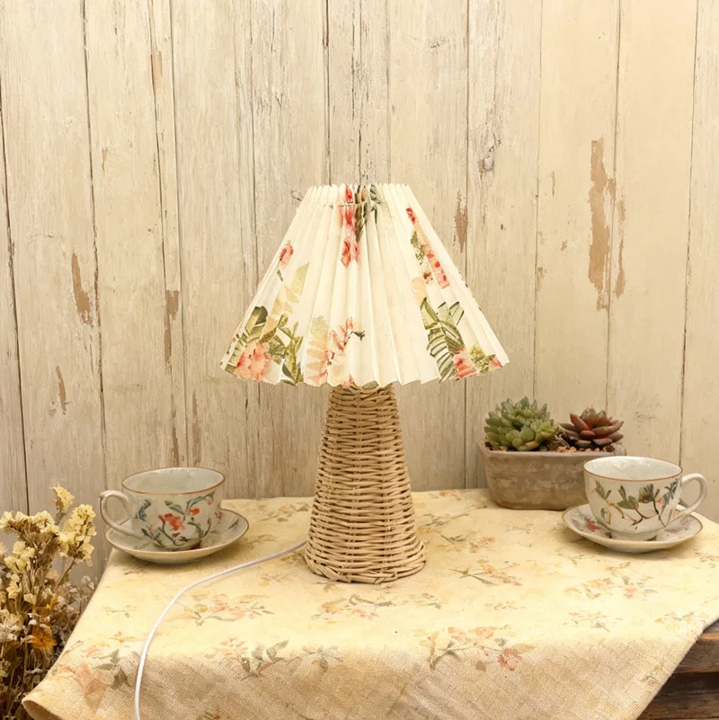 Pleated Lampshade Rattan Base Nordic Bedroom Study Retro Atmosphere Creative Personality Home Lighting Decoration
Pleated Lampshade Rattan Base Nordic Bedroom Study Retro Atmosphere Creative Personality Home Lighting Decoration