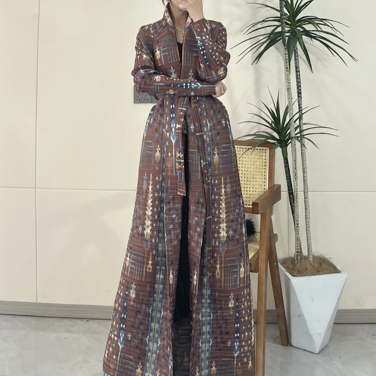 Print Pleated Windbreaker Women Loose Belt Gathered Waist Contrast Color Long Coat 2025 Fashion Designer New
Print Pleated Windbreaker Women Loose Belt Gathered Waist Contrast Color Long Coat 2025 Fashion Designer New