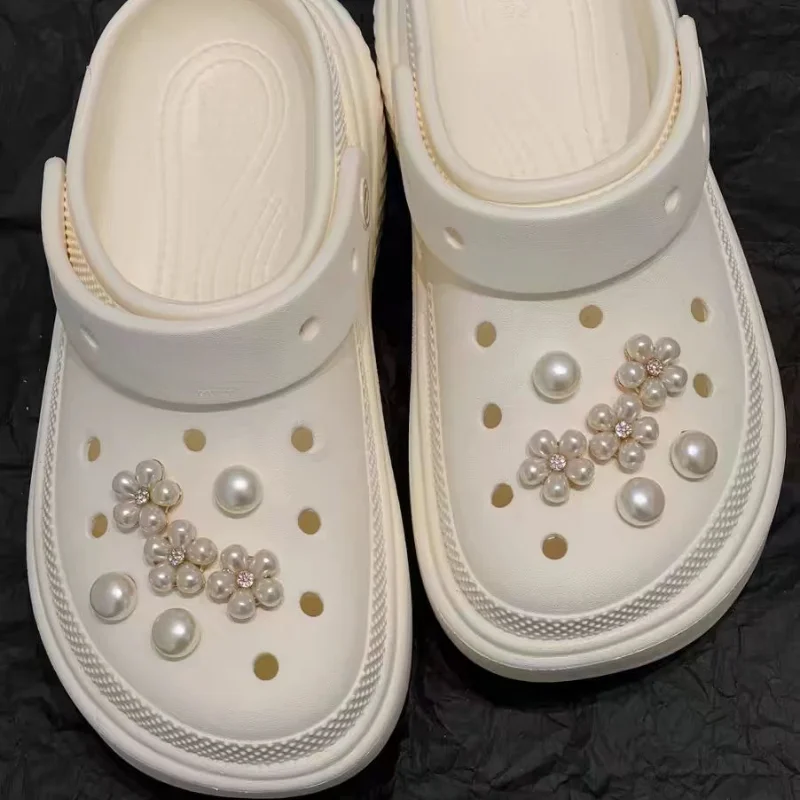 New Fashion Trends Hole Shoe Charms for DIY Tulip Pearl Flower Shoe Buckle Decoration for Shoe Charm Sandals Clogs Kids Gifts
New Fashion Trends Hole Shoe Charms for DIY Tulip Pearl Flower Shoe Buckle Decoration for Shoe Charm Sandals Clogs Kids Gifts