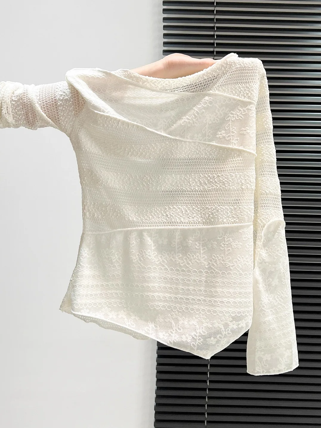 Autumn Winter White Lace Long Sve T-irt Inner Wear Base irt Lace Hollow out Micro Translucent Asymmetrical Splicing Top
Autumn Winter White Lace Long Sve T-irt Inner Wear Base irt Lace Hollow out Micro Translucent Asymmetrical Splicing Top